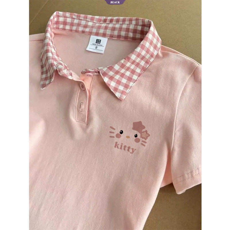 Áo thun nữ cổ polo màu hồng họa tiết kẻ sọc và hình hoạt hình, tay ngắn dáng slim fit