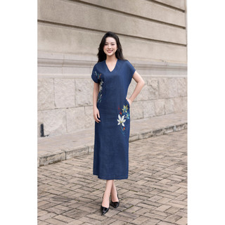 SWANLAKE | Váy Đầm Nữ Midi Suông Xẻ Tà Denim Jean Wash Thêu Hoa Cổ Tim Tay Hến Có Túi Công Sở D12896