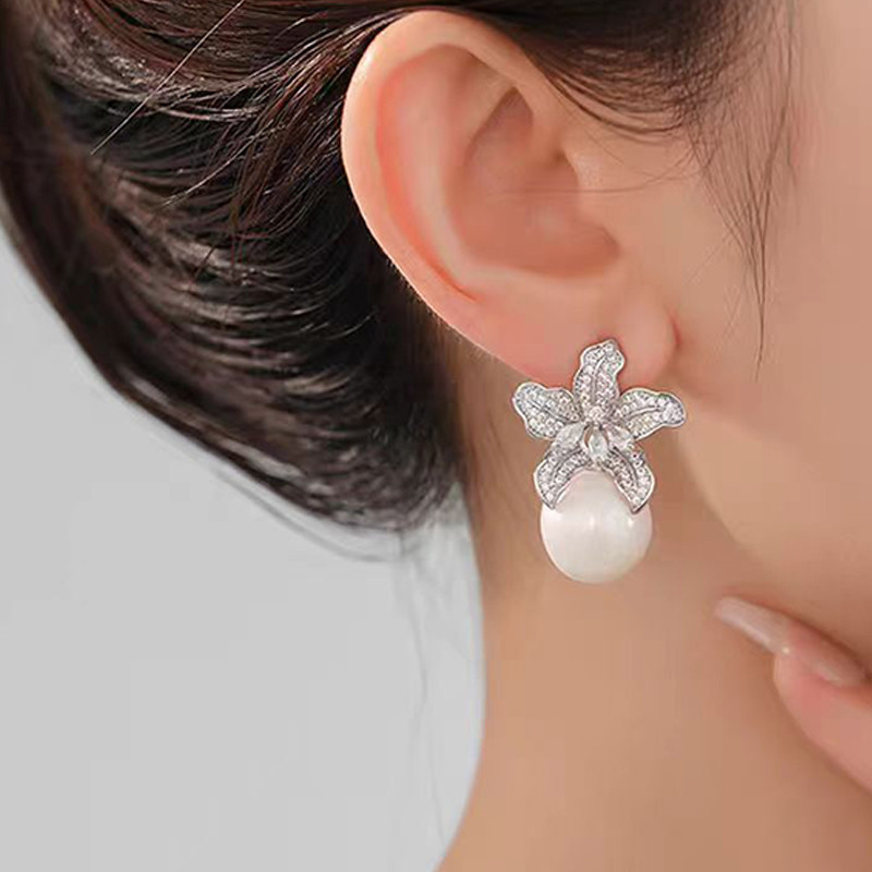 Bông Tai Hàn Quốc Kim Cương Zircon và Hoa Ngọc Trai Lily - Quà Tặng Sinh Nhật Cho Sinh Viên
