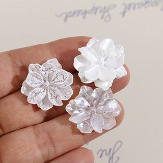Chất liệu phụ kiện bông tai DIY bằng nhựa hoa 3D màu trắng ngọc trai bóng loáng với vết nứt hoa petal phóng đại