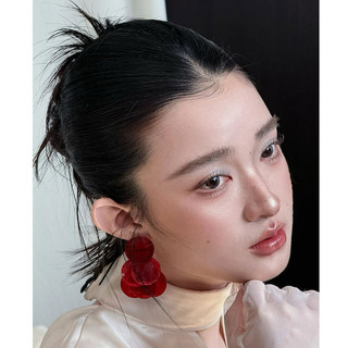 Đôi bông tai vỏ tròn màu đỏ, phù hợp làm phụ kiện cho váy cưới cô dâu
