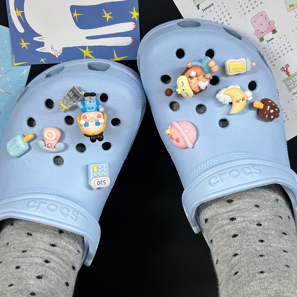 POP MART POP MART Alice Khóc Bộ Đồ Ngủ Cho Bé Khóc Lỗ Bé Phụ Kiện Giày DIY Dễ Thương Hoa Thích Hợp Cho CROCS Khóa Giày Lỗ Khóa Giày Busch Khóa Giày Zhibixing Khóa Giày Có Thể Tháo Rời Khóa Giày ins Giày Hoa