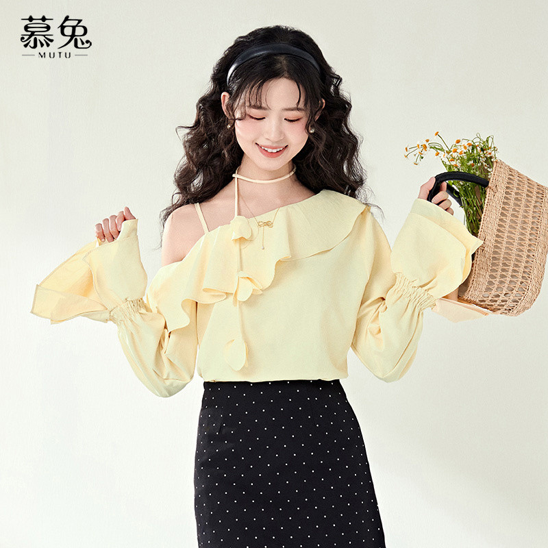 Mutu Phong Cách Pháp Off-the-Shoulder Dài Tay Áo Sơ Mi Trắng Nữ Mùa Xuân 2026 Phong Cách Mới Thiết Kế Niche Xù Top