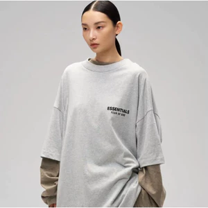 * * * Chất lượng cao * * Cotton nguyên chất E2355 #FEAR OF GOD Essentials Ngực Áo thun ngắn tay cổ tròn in nhãn nhỏ thông thường