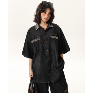 Áo sơ mi Denim thời trang GKSSS với chi tiết in họa tiết da báo và thiết kế ngực đơn