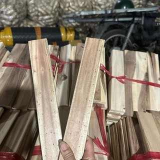 Thanh gỗ tràm. 5,10, 20; 30 thanh. đã bào mịn, sấy khô Bền chắc đẹp dùng làm ghế gỗ.(hang lỗi) sáng dài 30x4,7x1,3cm