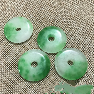 Mặt dây chuyền đá xanh lá kèm khóa an toàn, tua rua