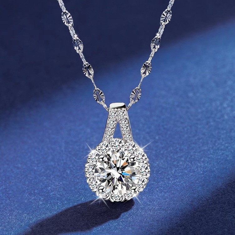 [Hàng có sẵn phong cách mới] Vòng cổ kim cương đơn vàng 18K Vòng cổ Moissanite siêu Flash Mặt dây chuyền bạc Sterling Không phai màu Siêu nhấp nháy Giữ màu Vòng cổ kim cương đơn Mặt dây chuyền bạc nữ Ánh sáng Phụ kiện chuỗi xương đòn sang trọng Cao cấp-