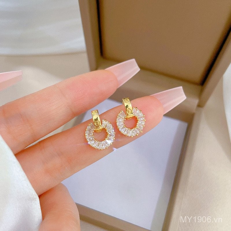 Bộ bông tai và vòng cổ full kim cương ánh sáng sang trọng, phù hợp cho các sự kiện cá tính