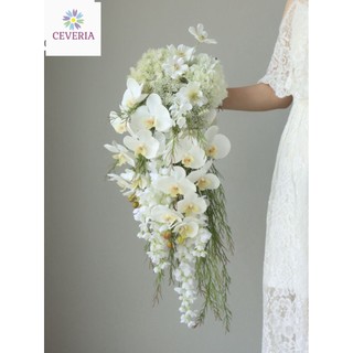 Bó hoa cưới cầm tay cô dâu dáng thác đổ phong cách phối hoa lan trắng kiêu sa  CEVERIA