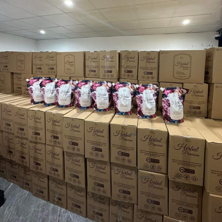 Thùng nước giặt HERBAL PRENUM hương nước hoa pháp (1 thùng 4 gói ) lưu hương thơm lâu vải phù hợp vs trẻ nhỏ