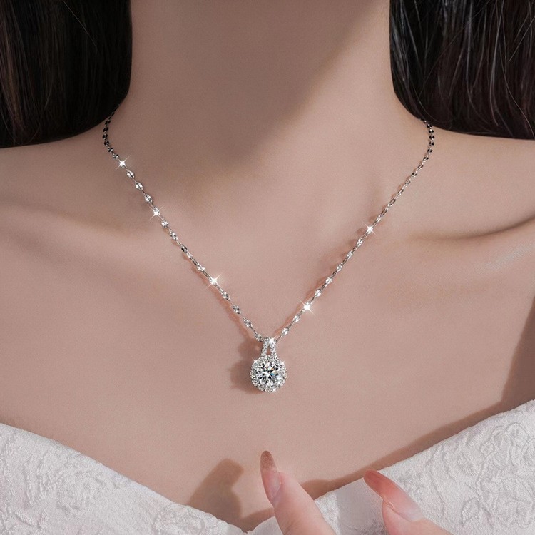[Hàng có sẵn phong cách mới] Vòng cổ kim cương đơn vàng 18K Vòng cổ Moissanite siêu Flash Mặt dây chuyền bạc Sterling Không phai màu Siêu nhấp nháy Giữ màu Vòng cổ kim cương đơn Mặt dây chuyền bạc nữ Ánh sáng Phụ kiện chuỗi xương đòn sang trọng Cao cấp-
