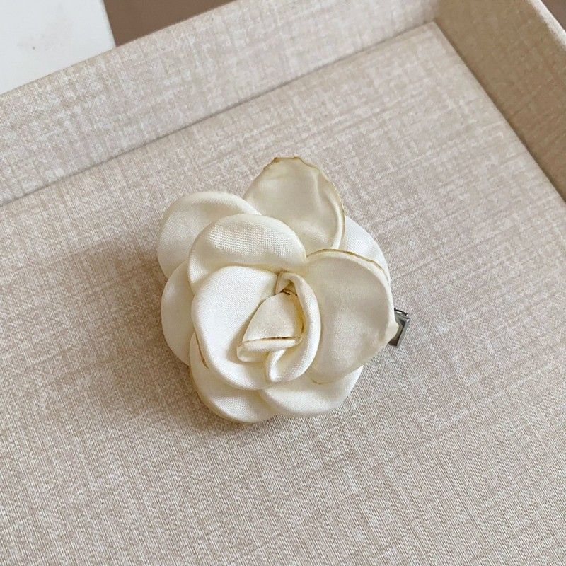Kẹp tóc Camellia nhỏ thơm satin nhẹ nhàng cô gái mũ retro hoa mỏ vịt kẹp siêu cổ tích internet nổi tiếng phụ kiện tóc kẹp tóc