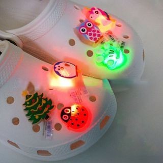 Jibbitz sticker đèn nháy gắn dép sục, charm gắn dép sục đèn nháy, sticker gắn dép đèn xịn -Nhà Sấu