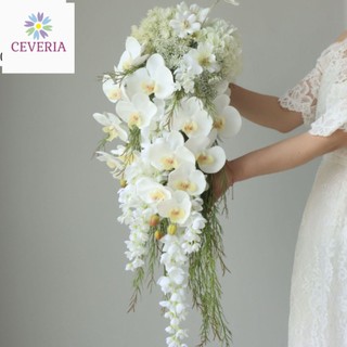 Bó hoa cưới cầm tay cô dâu dáng thác đổ phong cách phối hoa lan trắng kiêu sa  CEVERIA