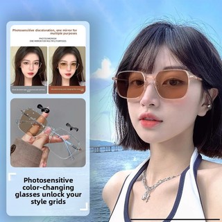 Gương phẳng đổi màu, kính cận thị thời trang với thiết kế phong cách nữ và khả năng chống ánh sáng xanh, gọng đen.