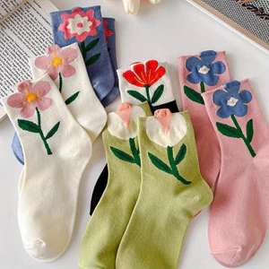 Tất nữ in hoa hoạt hình dài vừa phải thoáng khí và giản dị phong cách Kawaii phù hợp với trang phục hàng ngày của bé gái