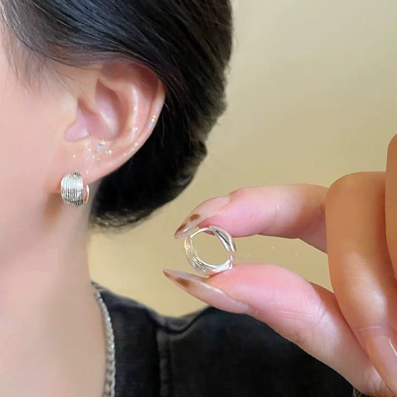 Thời Trang Hàn Quốc Kim Loại Vỏ Hoa Văn Vòng Trơn Bông Tai Khóa Nữ Bạc Ins Tính Khí Sinh Viên Quà Tặng Sinh Nhật