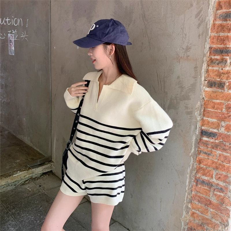 Retro Sọc Thu Đông Phong Cách Mới Cổ Dài Tay Dệt Kim Áo Len Phù Hợp Với Quần Short Dệt Kim Bộ 2 Mảnh 241107