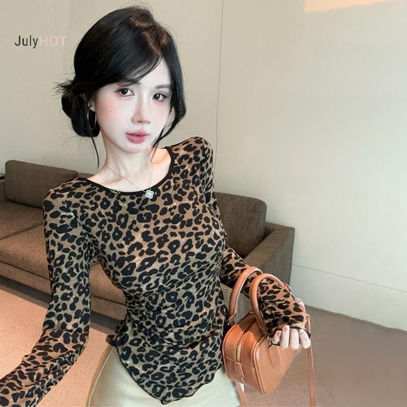 Áo thun nữ dài tay cổ tròn họa tiết da báo với lưng thắt lưng không đều mỏng