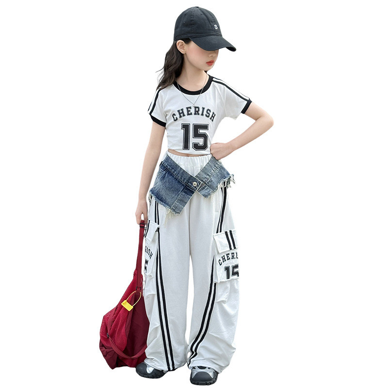 Bộ đồ khâu bé gái Mùa hè 2025 Phong cách mới Áo thun ngắn chữ cái trẻ em + Quần yếm khâu Denim Bộ đồ hai mảnh