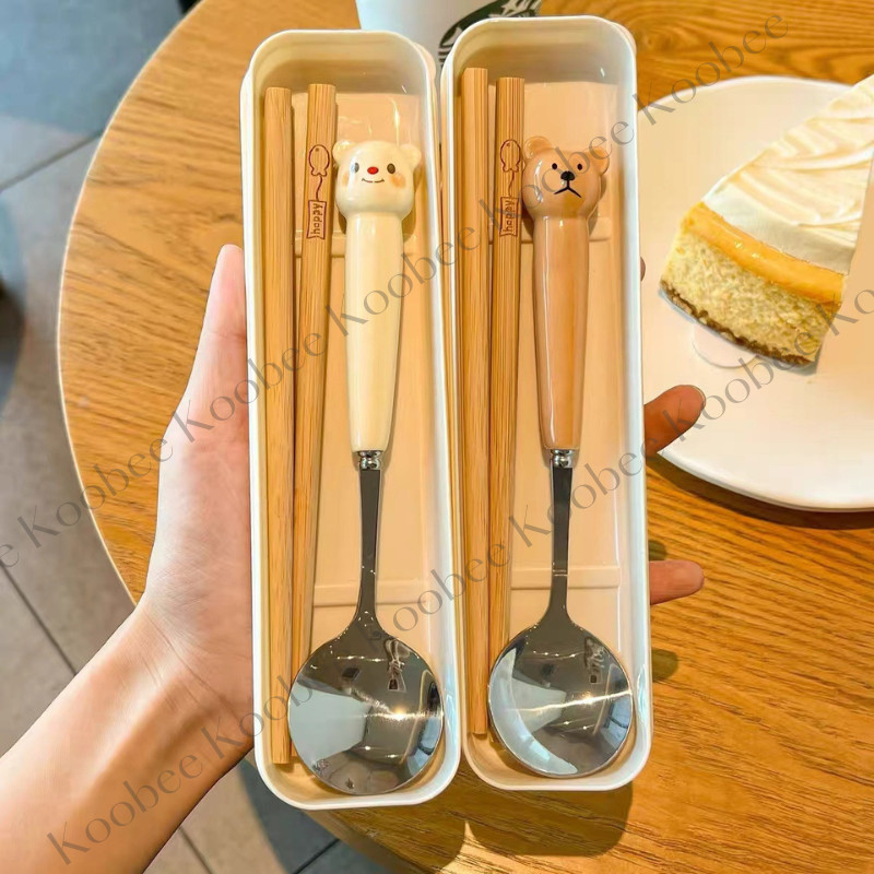 Bộ Đũa Thìa Nĩa Cán Sứ  Cao Cấp Hình Gấu Cute Họa Tiết Vẽ Tay Thủ Công - Có Hộp Đựng Tiện Dụng - Quà Tặng Ý Nghĩa | 272