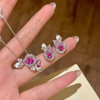 Trang sức phong cách mới với kim cương và hoa hồng đỏ corundum dành cho nữ