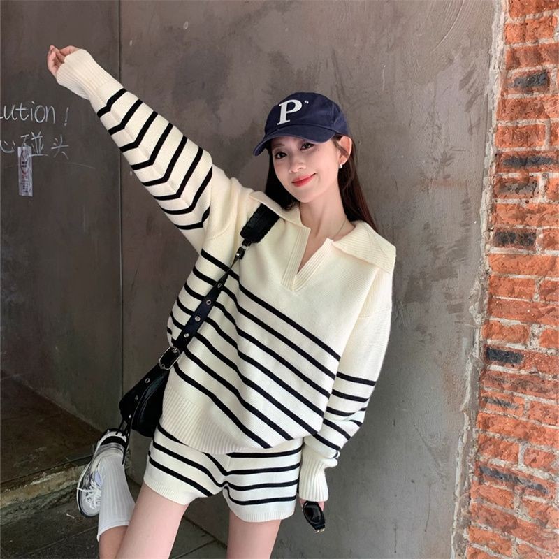 Retro Sọc Thu Đông Phong Cách Mới Cổ Dài Tay Dệt Kim Áo Len Phù Hợp Với Quần Short Dệt Kim Bộ 2 Mảnh 241107