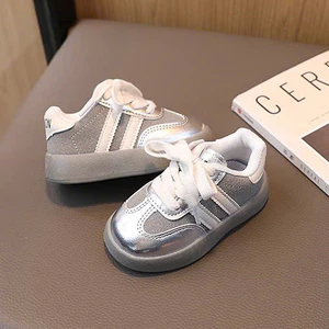 giày thể thao bé trai bé gái 2 sọc ánh Bạc cổ thấp da PU mềm êm chan chống trượt QCCC full box mẫu mới cho bé mã BạcC3