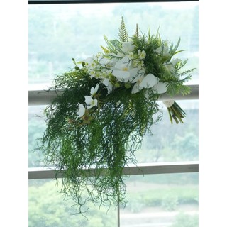 Bó hoa cưới cầm tay cô dâu từ hoa lan và cỏ xoắn rất tự nhiên CEVERIA C02654