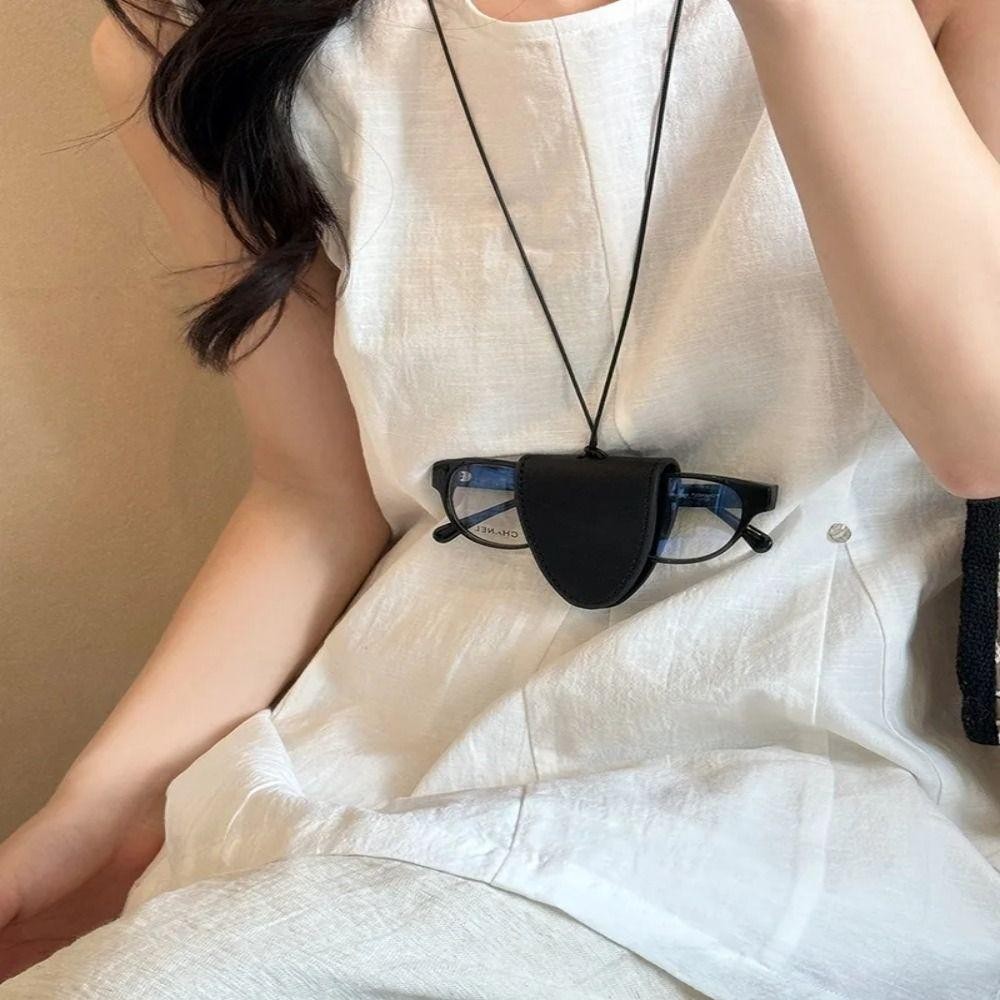Mặt dây chuyền kẹp kính LAKAM, thiết kế từ da bền bỉ, tiện lợi cho việc bảo quản