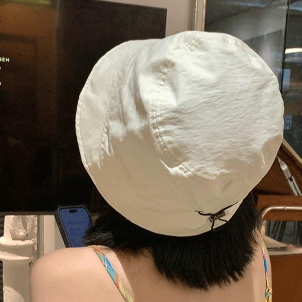 Mũ xô HOBBYIN có dây rút điều chỉnh, phù hợp đi biển với thiết kế đơn giản và bảo vệ làn da dưới nắng mặt trời.
