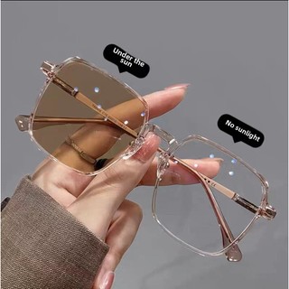 Gương phẳng đổi màu, kính cận thị thời trang với thiết kế phong cách nữ và khả năng chống ánh sáng xanh, gọng đen.