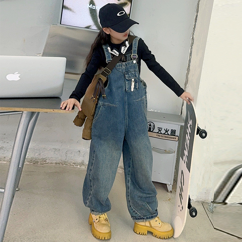 Quần yếm Denim bé gái 2024 Xuân Thu Phong Cách Mới Vừa Lớn Trẻ Em Rời Thời Trang Denim Quần Thường Ngày