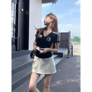 Áo croptop ôm body cổ v rót tay màu đen in logo kitty