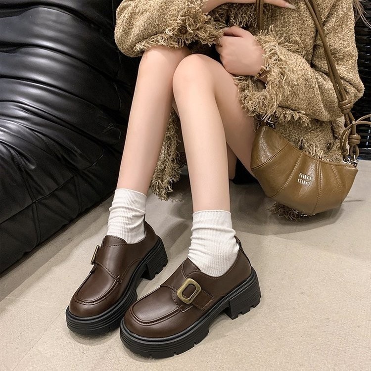Giày Loafer gót vuông 5,5 cm đế dày Mũi Tròn Mẫu Mới mùa thu đông Giày loafer PU thời trang dễ phối mặc bên ngoài miệng sâu nhẹ nhàng thoải mái giày đi làm giày một lớp chuyên nghiệp giá sỉ tại xưởng