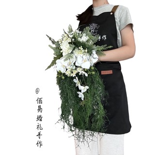 Bó hoa cưới cầm tay cô dâu từ hoa lan và cỏ xoắn rất tự nhiên CEVERIA C02654