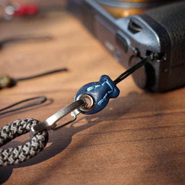 Cá ngu ngốc Handmade Lớp đầu tiên Túi đựng máy ảnh da bò Dây buộc Dây đeo máy ảnh Micro SLR Phụ kiện kỹ thuật số Đa năng có thể treo cổ Đeo vai Ricoh Fuji Leica Dây đeo vai bện văn học Pr