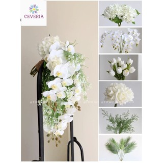 Bó hoa cưới cầm tay cô dâu dáng thác đổ phong cách phối hoa lan trắng kiêu sa  CEVERIA