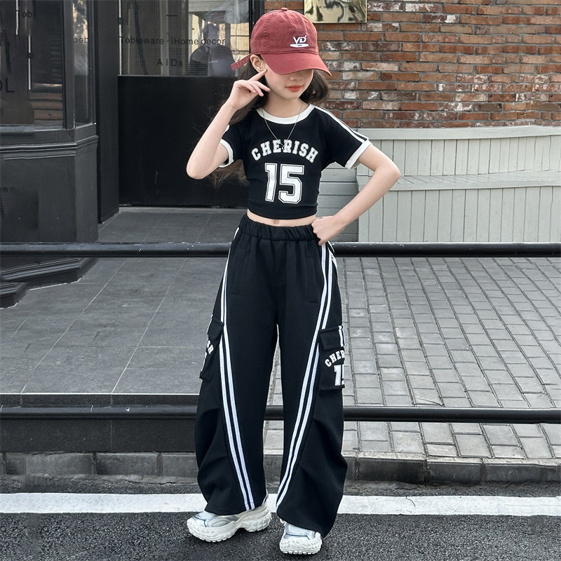 Bộ đồ khâu bé gái Mùa hè 2025 Phong cách mới Áo thun ngắn chữ cái trẻ em + Quần yếm khâu Denim Bộ đồ hai mảnh