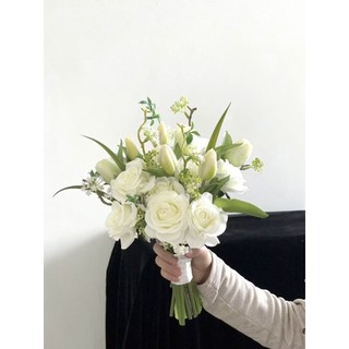 Bó hoa cưới cầm tay cô dâu từ hoa hồng, tulip và tiểu tú cầu xanh CEVERIA C0264