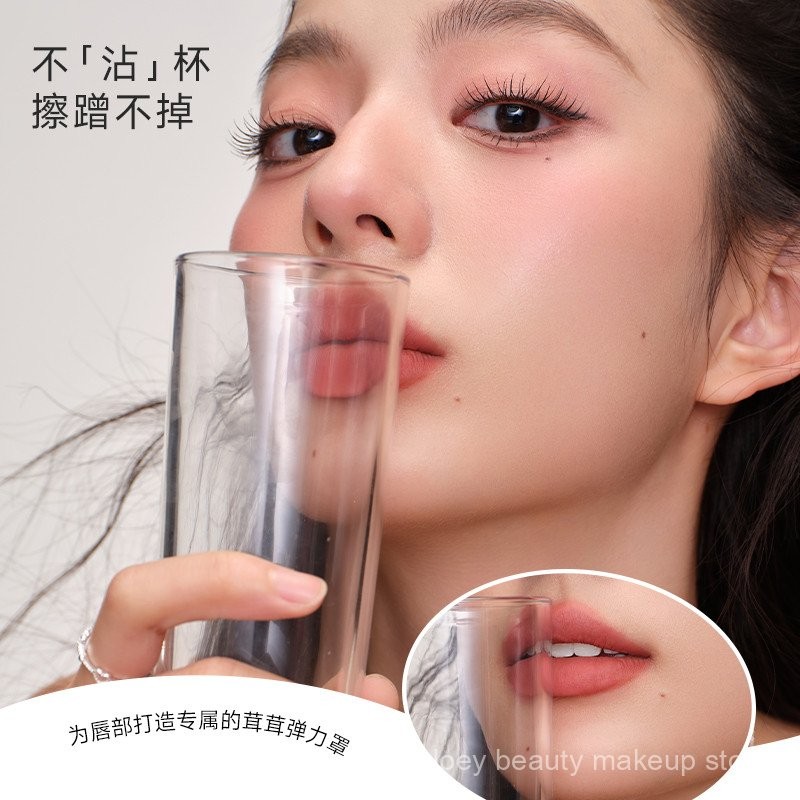 Son bóng Ukiss Matte không dính cốc để tạo thành son môi và son bóng HYAW