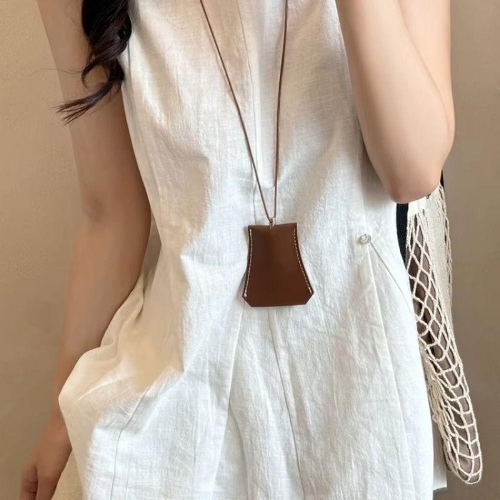 Mặt dây chuyền kẹp kính LAKAM, thiết kế từ da bền bỉ, tiện lợi cho việc bảo quản
