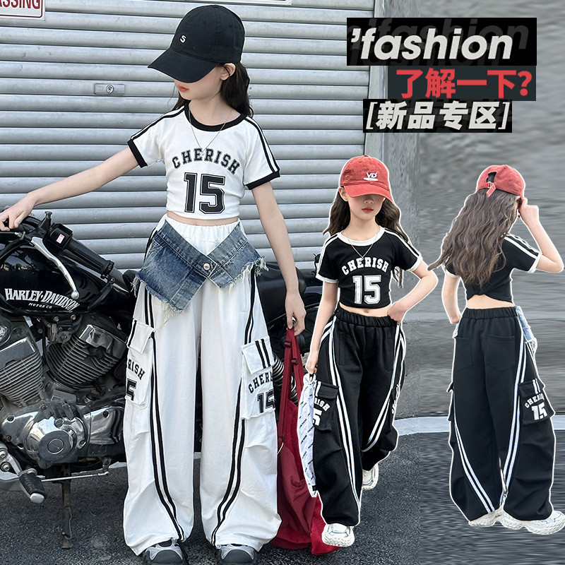Bộ đồ khâu bé gái Mùa hè 2025 Phong cách mới Áo thun ngắn chữ cái trẻ em + Quần yếm khâu Denim Bộ đồ hai mảnh