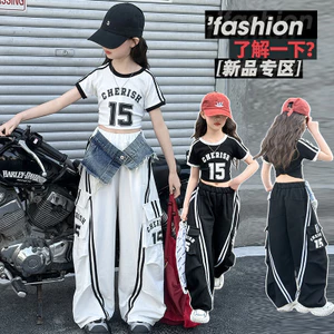Bộ đồ khâu bé gái Mùa hè 2025 Phong cách mới Áo thun ngắn chữ cái trẻ em + Quần yếm khâu Denim Bộ đồ hai mảnh