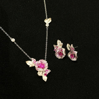 Trang sức phong cách mới với kim cương và hoa hồng đỏ corundum dành cho nữ