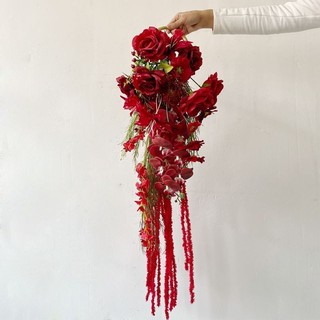 Bó hoa cưới cầm tay cô dâu nhiều mẫu tông màu đỏ sang trọng CEVERIA C02450