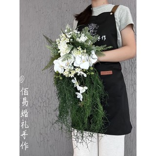 Bó hoa cưới cầm tay cô dâu từ hoa lan và cỏ xoắn rất tự nhiên CEVERIA C02654