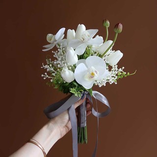 Bó hoa cưới cầm tay cô dâu từ hoa nhân tạo Lan cao su và tulip trắng tinh CLR 001