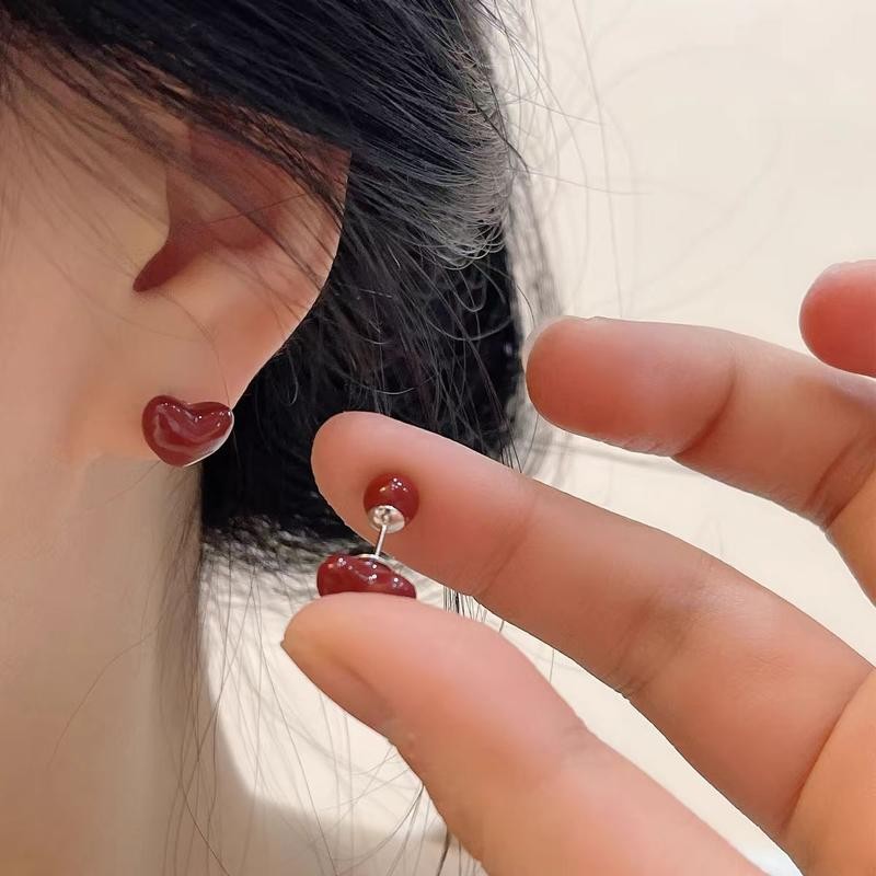 Bông tai trái tim tình yêu nhỏ giọt dầu đỏ cổ điển màu trắng
